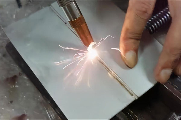 手持式激光焊接機與傳統(tǒng)焊接機比有什么優(yōu)勢？